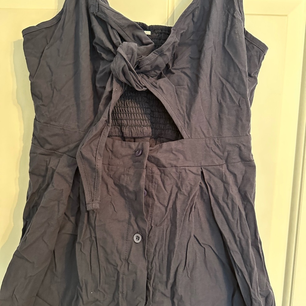 Women’s Knot-Front Sleeveless dress in black
